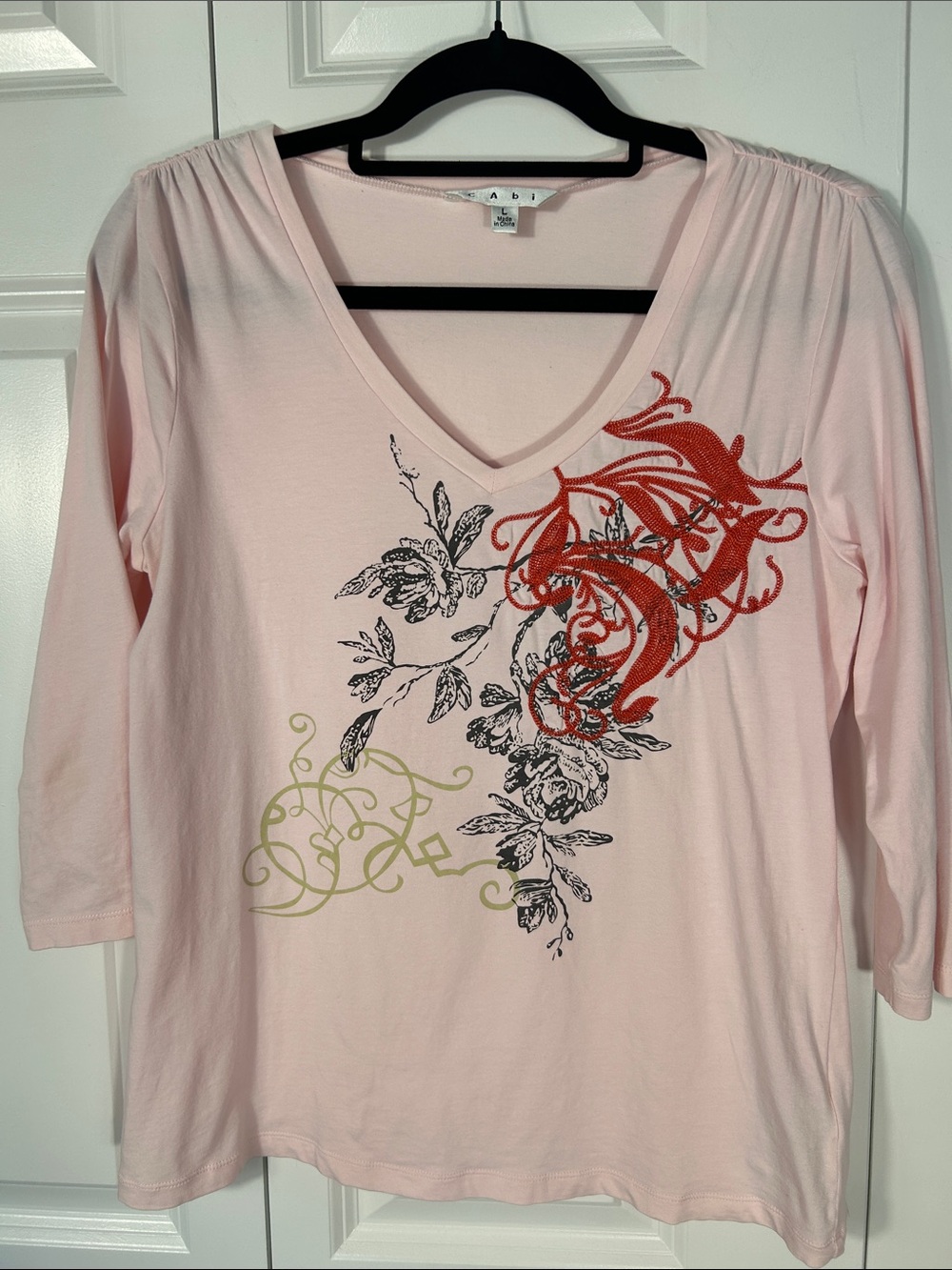 CAbi Light Pink V-Neck 3/4 Sleeve Top with Floral Scroll Graphics Size Large